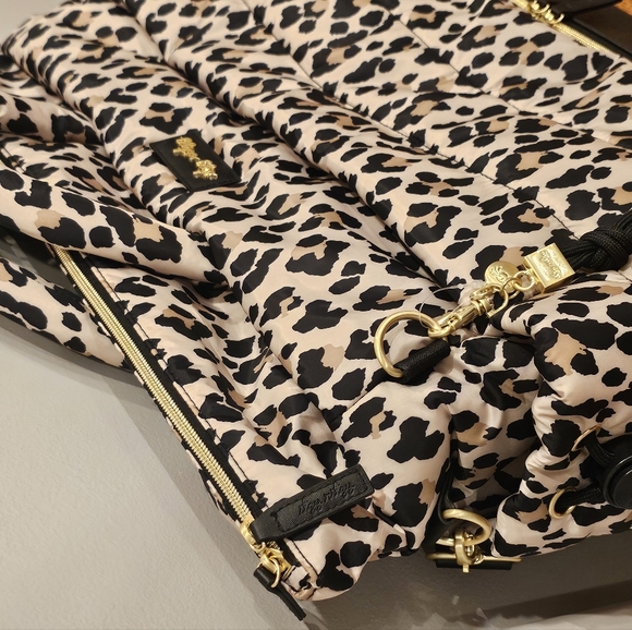 Itzy Ritzy Leopard Print Puffer Travel Bag with Black And Gold Accents - Picture 4 of 12